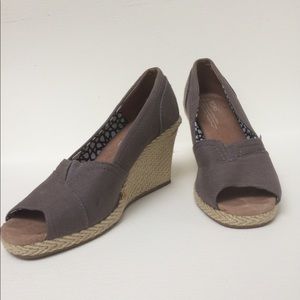 Toms Canvas Wedge Size 6.5